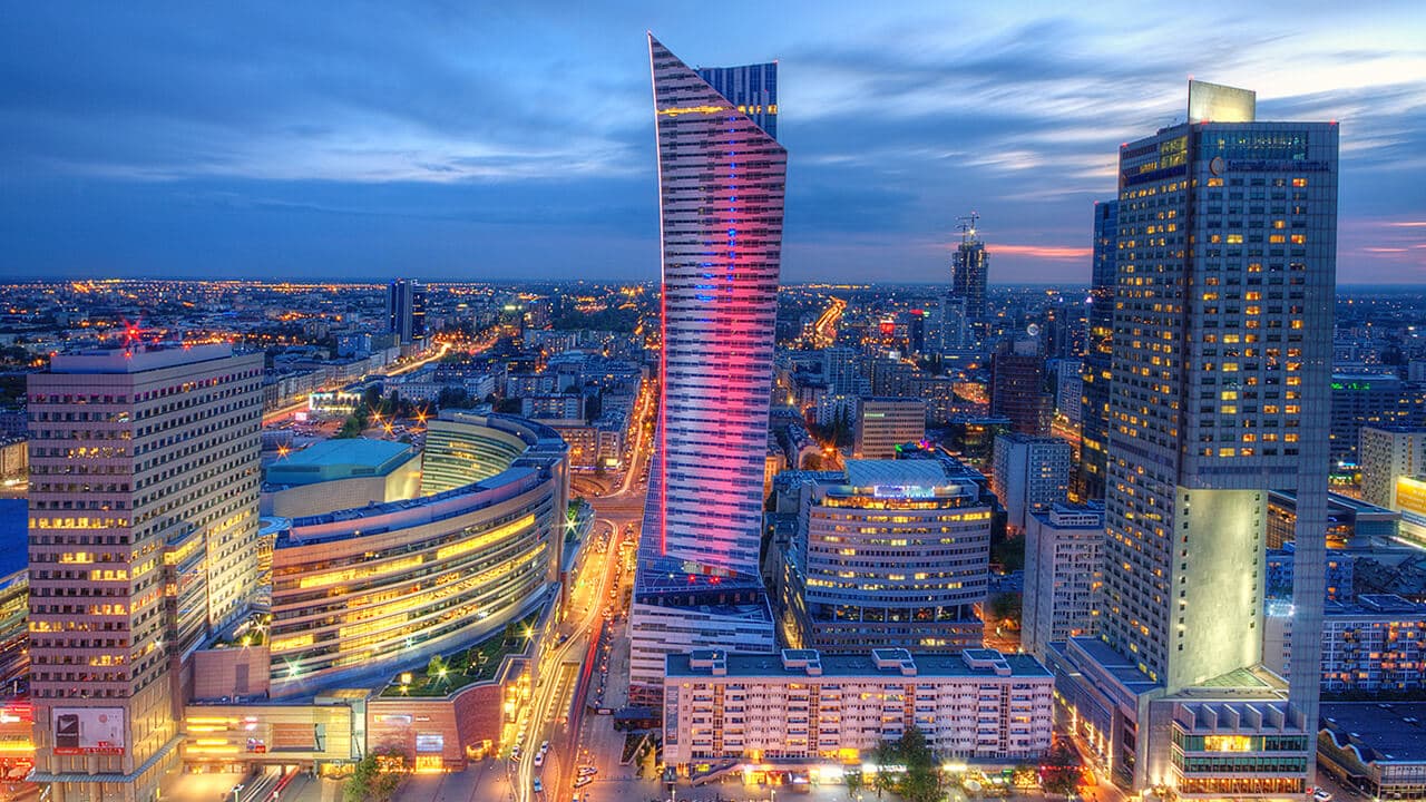zlota-44-mieszkanie Wieżowiec Złota 44 w Warszawie na tle wieczornej panoramy centrum miasta